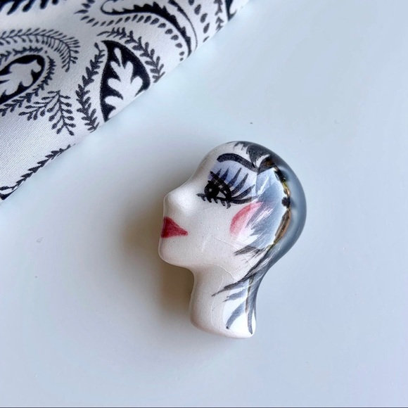 🛍Bundle sale! Painted ceramic lady head brooch - Picture 1 of 5